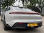 Porsche Taycan Turbo 93 kWh SOH 91% | SPORT CHRONO | HEAD-UP | CARBON PAKKET | ALCANTARA STOELEN + HEMEL | DUAL SCHERM | PSCB KERAMISCH GECOATE REMMEN | BURMESTER PREMIUM AUDIO | STOELVERWARMING + STUURWIELVERWARMING | STOELVENTILATIE | MEMORY SEATS | PORSCHE DEALER ONDERHOUDEN | 360° CAMERA | VERKEERT IN NIEUWSTAAT | ALL-IN PRIJS | 12 MAANDEN BOVAG GARANTIE