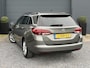 Opel Astra Sports Tourer 1.2 Elegance ✓131pk✓2e Eigenaar✓Camera✓Carplay✓6 Bak✓Stoelverw✓Stuurverw✓Pdc V+A✓Recent beurt gehad✓Clima✓Cruise✓Halfleder✓Keyless✓N.A.P✓Lm velgen✓Rijstrooksensor✓Apk tot 09-2028