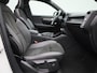 Volvo XC40 Recharge P8 AWD | Automaat | Panoramadak | Apple Carplay / Android Auto | Harman Kardon | Parkeersensoren | Virtual Cockpit | Trekhaak | Stoel-Stuurverwarming | Elektrische Achterklep | 360 Achteruitrijcamera | Navigatie | Climate Control | Cruise Control | Lichtmetalen Velgen |