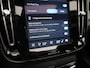 Volvo XC40 Recharge P8 AWD | Automaat | Panoramadak | Apple Carplay / Android Auto | Harman Kardon | Parkeersensoren | Virtual Cockpit | Trekhaak | Stoel-Stuurverwarming | Elektrische Achterklep | 360 Achteruitrijcamera | Navigatie | Climate Control | Cruise Control | Lichtmetalen Velgen |