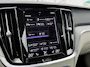 Volvo V60 Cross Country 2.0 B5 AWD Pro | Trekhaak | Panoramadak | Achteruitrijcamera | Parkeersensoren | Keyless Entry | Elektrische Achterklep | Elektrisch Verstelbare Voorstoelen | Stoelverwarming | Navigatie | Apple Carplay | Android Auto | Lichtmetalen Velgen 20 inch