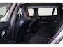 Volvo V60 B4 Business Pro - IntelliSafe Assist & Surround - Parkeercamera achter - Verwarmde voorstoelen - Parkeersensoren achter - High Performance audio - 17' LMV