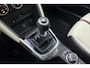 Mazda 2 1.5 Skyactiv-G Skylease GT 90PK | Automatische Airco | Cruise Control | HUD | Lichtmetalen Velgen | Navigatie | Verwarmbare Voorstoelen