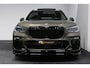 BMW X5 xDrive45e M Sport / Orig. Nederlands / Maxton Design Bodykit V.2 / Panoramadak Sky Lounge / Massage stoelen / Carbon inleg / Trekhaak / Elektr. verstelbare voorstoelen + memory / BMW Laser Koplampen / Bowers & Wilkins Sound-system / Head-up Display / Achterasbesturing / Stoelverwarming & -koeling / Bekerhouder met verwarm- & koelfunctie / Softclose - servosluiting / Ambienteverlichting / Shadow-Line