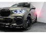 BMW X5 xDrive45e M Sport / Orig. Nederlands / Maxton Design Bodykit V.2 / Panoramadak Sky Lounge / Massage stoelen / Carbon inleg / Trekhaak / Elektr. verstelbare voorstoelen + memory / BMW Laser Koplampen / Bowers & Wilkins Sound-system / Head-up Display / Achterasbesturing / Stoelverwarming & -koeling / Bekerhouder met verwarm- & koelfunctie / Softclose - servosluiting / Ambienteverlichting / Shadow-Line