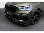 BMW X5 xDrive45e M Sport / Orig. Nederlands / Maxton Design Bodykit V.2 / Panoramadak Sky Lounge / Massage stoelen / Carbon inleg / Trekhaak / Elektr. verstelbare voorstoelen + memory / BMW Laser Koplampen / Bowers & Wilkins Sound-system / Head-up Display / Achterasbesturing / Stoelverwarming & -koeling / Bekerhouder met verwarm- & koelfunctie / Softclose - servosluiting / Ambienteverlichting / Shadow-Line