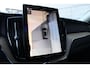 Volvo XC60 T6 Plug-in hybrid AWD Ultra Dark | Luchtvering | Trekhaak | Panoramadak | Verwarmbare voorstoelen, achterbank en  stuurwiel | Head-up display |  Premium audio by Harman Kardon | Apple carplay/Android auto