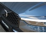 Volvo XC60 T6 Plug-in hybrid AWD Ultra Dark | Luchtvering | Trekhaak | Panoramadak | Verwarmbare voorstoelen, achterbank en  stuurwiel | Head-up display |  Premium audio by Harman Kardon | Apple carplay/Android auto