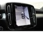 Volvo XC40 B4 Plus Black Edition | Panoramadak | Trekhaak | Verwarmbare voorstoelen, stuurwiel en voorruit | 360 graden camera | Premium audio by Harman Kardon | Apple carplay/Android auto
