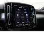 Volvo XC40 B4 Plus Black Edition | Panoramadak | Trekhaak | Verwarmbare voorstoelen, stuurwiel en voorruit | 360 graden camera | Premium audio by Harman Kardon | Apple carplay/Android auto