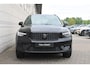 Volvo XC40 B4 Plus Black Edition | Panoramadak | Trekhaak | Verwarmbare voorstoelen, stuurwiel en voorruit | 360 graden camera | Premium audio by Harman Kardon | Apple carplay/Android auto