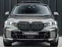 BMW X5 xDrive50e M-Sport Pro | Panoramadak | Achterasbesturing | Massage + Ventilatie | Sky Lounge | 360 Camera | Active Cruise | Harman/Kardon | Iconic Glow | BMW Gesture Control | HUD | Soft Close | Luchtvering | Trekhaak |