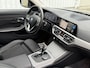 BMW 3-Serie 320e Touring Business Edition Plus 204 Pk |Navigatie | Cruise | Panoramadak | Camera | 17".