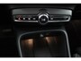 Volvo XC40 2.0 B4 Plus Dark | Panoramadak | Trekhaak | 19 inch velgen | Elektrisch Verstelbare Stoelen |