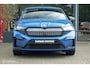 Skoda Enyaq iV 80 Sportline | Chrystal lights and face | ACC | Elec. Trekhaak | Racing Blue | 90% SOH | Camera | Sfeerverlichting | 21 Inch | Memory | CarPlay | Stoel en stuurwielverw.