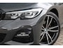 BMW 3-Serie Touring (g21) 320i 184PK M-SPORT SHADOW LINE Panodak | Trekhaak | Navi | Adapt.Cruise | Harman Kardon | Head Up | 19 Inch Lm | Live Cockpit | Sfeerverl. |