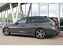BMW 3-Serie Touring (g21) 320i 184PK M-SPORT SHADOW LINE Panodak | Trekhaak | Navi | Adapt.Cruise | Harman Kardon | Head Up | 19 Inch Lm | Live Cockpit | Sfeerverl. |