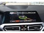 BMW 3-Serie Touring (g21) 320i 184PK M-SPORT SHADOW LINE Panodak | Trekhaak | Navi | Adapt.Cruise | Harman Kardon | Head Up | 19 Inch Lm | Live Cockpit | Sfeerverl. |