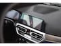 BMW 3-Serie Touring (g21) 320i 184PK M-SPORT SHADOW LINE Panodak | Trekhaak | Navi | Adapt.Cruise | Harman Kardon | Head Up | 19 Inch Lm | Live Cockpit | Sfeerverl. |