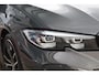 BMW 3-Serie Touring (g21) 320i 184PK M-SPORT SHADOW LINE Panodak | Trekhaak | Navi | Adapt.Cruise | Harman Kardon | Head Up | 19 Inch Lm | Live Cockpit | Sfeerverl. |