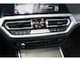 BMW 3-Serie Touring (g21) 320i 184PK M-SPORT SHADOW LINE Panodak | Trekhaak | Navi | Adapt.Cruise | Harman Kardon | Head Up | 19 Inch Lm | Live Cockpit | Sfeerverl. |
