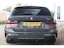 BMW 3-Serie Touring (g21) 320i 184PK M-SPORT SHADOW LINE Panodak | Trekhaak | Navi | Adapt.Cruise | Harman Kardon | Head Up | 19 Inch Lm | Live Cockpit | Sfeerverl. |