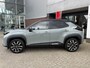 Toyota Yaris Cross 1.5 HYBRID 130 -AWD LAUNCH EDITION HEAD-UP BLINDSPOT SENSOREN STUUR-STOELVERWARMING SPORTSTOELEN JBL-AUDIO APPLE/ANDOID KEYLESS
