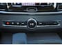 Volvo V90 T6 Recharge AWD Plus Bright - Panorama/schuifdak - IntelliSafe Assist & Surround - 360º Camera - Harman Kardon audio - Adaptieve LED koplampen - Verwarmde voorstoelen, stuur & achterbank - Parkeersensoren voor & achter - Elektr. bedienb. voorstoelen met geheugen - Draadloze tel. lader - Extra getint glas - Inklapbare trekhaak - 19' LMV