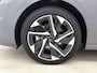 Peugeot 308 SW Allure Hybrid 145pk Automaat | Navigatie | 360° Camera | Climate Control | Adaptieve Cruise Control | Parkeersensoren v+a | Keyless | Draadloze Apple Carplay / Android auto + telefoonlader | Bluetooth | DAB+ radio | Led koplampen | Volledig digitaal instrumentenpaneel | Donker getint glas | 17" lichtmetalen velgen |