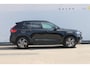 Volvo XC40 B4 211PK Automaat Plus Dark Harman Kardon Audio installatie / Semi elektrisch wegklapbare trekhaak / Google infotainment / Verwarmbare voorruit / Verwarmbare voorstoelen