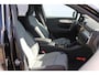 Volvo XC40 B4 211PK Automaat Plus Dark Harman Kardon Audio installatie / Semi elektrisch wegklapbare trekhaak / Google infotainment / Verwarmbare voorruit / Verwarmbare voorstoelen