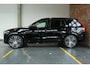 Volvo XC90 T8 Automaat AWD Ultra Dark | Bowers & Wilkins | Luchtvering | Panoramadak | Rondom zichtcamera | 22" Lichtmetalen velgen | Verwarmbare voorstoelen | Verwarmbaar stuurwiel | Massagefunctie voorstoelen | Ventileerbare voorstoelen | Verwarmbare achterbank