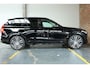 Volvo XC90 T8 Automaat AWD Ultra Dark | Bowers & Wilkins | Luchtvering | Panoramadak | Rondom zichtcamera | 22" Lichtmetalen velgen | Verwarmbare voorstoelen | Verwarmbaar stuurwiel | Massagefunctie voorstoelen | Ventileerbare voorstoelen | Verwarmbare achterbank