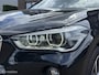 BMW X1 xDrive20i Xline Panodak Navi Carplay Memory Leer Camera Harman Kardon Trekhaak