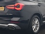 BMW X3 xDrive30e Advantage FACELIFT PHEV 293pk Dealer O.H. | Trekhaak Af Fabriek | Panodak | 360 Camera | Lederen Sportstoelen & Stuur Verwarmd | Apple Carplay | Navigatie | DAB | Virtual Cockpit | Plug In Hybrid |