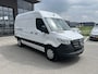 Mercedes-Benz eSprinter 320 L2 H2 Pro 81kWh / Snel laden 115Kw / Trekhaak / MBUX / Navigatie / Camera / Cruise control / Airco / 270 Graden achterdeuren .
