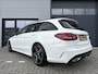 Mercedes-Benz C-klasse Estate Business Solution AMG Plus Upgrade Edition ✓Panoramadak ✓Night-Pakket ✓Sfeerverlichting ✓Navigatie Full ✓Camera ✓Apple Carplay & Android Auto ✓Vol Leder ✓Trekhaak