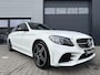 Mercedes-Benz C-klasse Estate Business Solution AMG Plus Upgrade Edition ✓Panoramadak ✓Night-Pakket ✓Sfeerverlichting ✓Navigatie Full ✓Camera ✓Apple Carplay & Android Auto ✓Vol Leder ✓Trekhaak