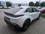 Toyota C-HR / C-HR+ First Edition 77 kWh NIEUW & DIRECT LEVERBAAR! STOEL/STUURWIELVERWARMING WARMTEPOMP PDC VOOR + ACHTER CAMERA