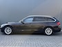 BMW 3-Serie Touring 320d High Executive BWJ 2017 AUTOMAAT | LEDER | STOELVERW. | ELEK. TREKHAAK | ELEK. ACHTERKLEP | ZWARTE HEMEL | DRAADLOZE TELEFOONLADER | CLIMA |