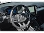 Volvo XC40 B4 Automaat Plus Dark | Semi Elek. Inklapbare Trekhaak | Elek. bedienbare voorstoelen met geheugen | Harman Kardon Audio Systeem | Blis | Adaptive Cruise Controle |