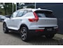Volvo XC40 B4 Automaat Plus Dark | Semi Elek. Inklapbare Trekhaak | Elek. bedienbare voorstoelen met geheugen | Harman Kardon Audio Systeem | Blis | Adaptive Cruise Controle |