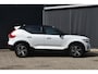 Volvo XC40 B4 Automaat Plus Dark | Semi Elek. Inklapbare Trekhaak | Elek. bedienbare voorstoelen met geheugen | Harman Kardon Audio Systeem | Blis | Adaptive Cruise Controle |