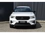 Volvo XC40 B4 Automaat Plus Dark | Semi Elek. Inklapbare Trekhaak | Elek. bedienbare voorstoelen met geheugen | Harman Kardon Audio Systeem | Blis | Adaptive Cruise Controle |