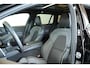 Volvo V60 T8 Plug-in hybrid AWD Ultra Dark | Panoramadak | Semi Electrische Wegklapbare Trekhaak | Premium audio by Harman Kardon | 360° Parkeercamera | Verwarmbare voorstoelen en stuurwiel | Parkeersensoren voor + achter |