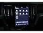 Volvo V60 T8 Plug-in hybrid AWD Ultra Dark | Panoramadak | Semi Electrische Wegklapbare Trekhaak | Premium audio by Harman Kardon | 360° Parkeercamera | Verwarmbare voorstoelen en stuurwiel | Parkeersensoren voor + achter |