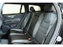 Volvo V60 T8 Plug-in hybrid AWD Ultra Dark | Panoramadak | Semi Electrische Wegklapbare Trekhaak | Premium audio by Harman Kardon | 360° Parkeercamera | Verwarmbare voorstoelen en stuurwiel | Parkeersensoren voor + achter |