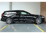 Volvo V60 T8 Plug-in hybrid AWD Ultra Dark | Panoramadak | Semi Electrische Wegklapbare Trekhaak | Premium audio by Harman Kardon | 360° Parkeercamera | Verwarmbare voorstoelen en stuurwiel | Parkeersensoren voor + achter |