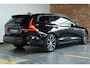 Volvo V60 T8 Plug-in hybrid AWD Ultra Dark | Panoramadak | Semi Electrische Wegklapbare Trekhaak | Premium audio by Harman Kardon | 360° Parkeercamera | Verwarmbare voorstoelen en stuurwiel | Parkeersensoren voor + achter |