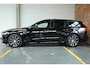 Volvo V60 T8 Plug-in hybrid AWD Ultra Dark | Panoramadak | Semi Electrische Wegklapbare Trekhaak | Premium audio by Harman Kardon | 360° Parkeercamera | Verwarmbare voorstoelen en stuurwiel | Parkeersensoren voor + achter |